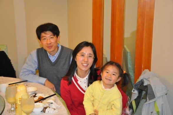 图2 幸福的一家三口(95级张金团和宋雪飞) 图2 幸福的一家三口(95级张金团和宋雪飞)